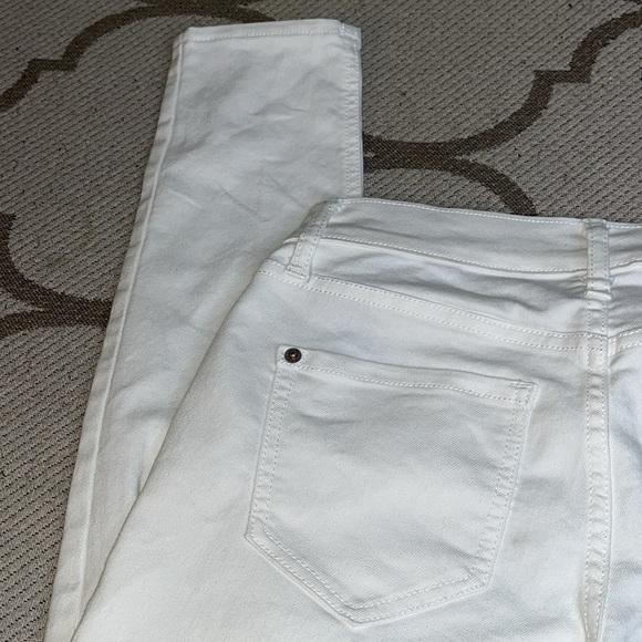 Old navy boyfriend skinny distressed patch knees white jeans, size 0 - Picture 12 of 17